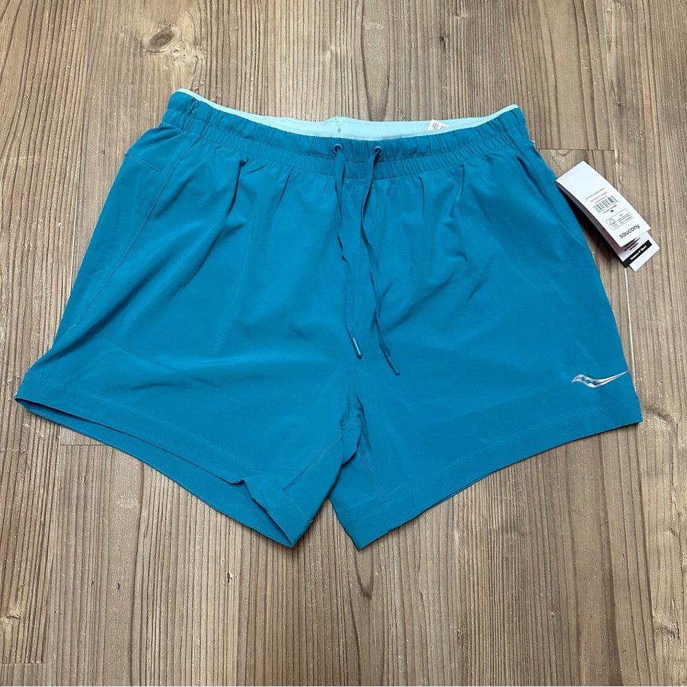 NWT saucony outpace 5” short